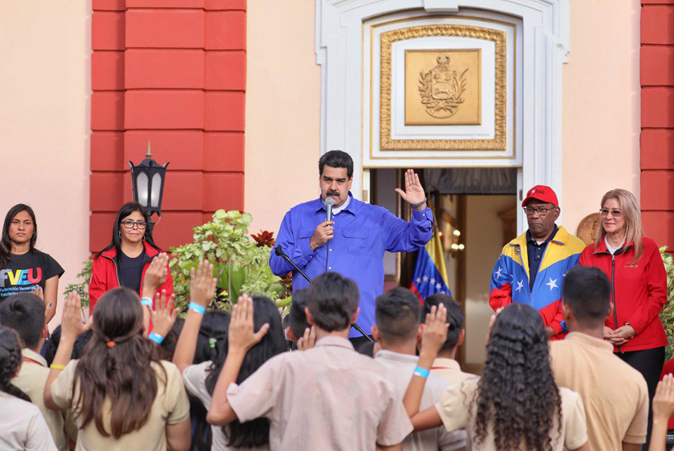 Presidente Maduro con estudiantes universitarios
