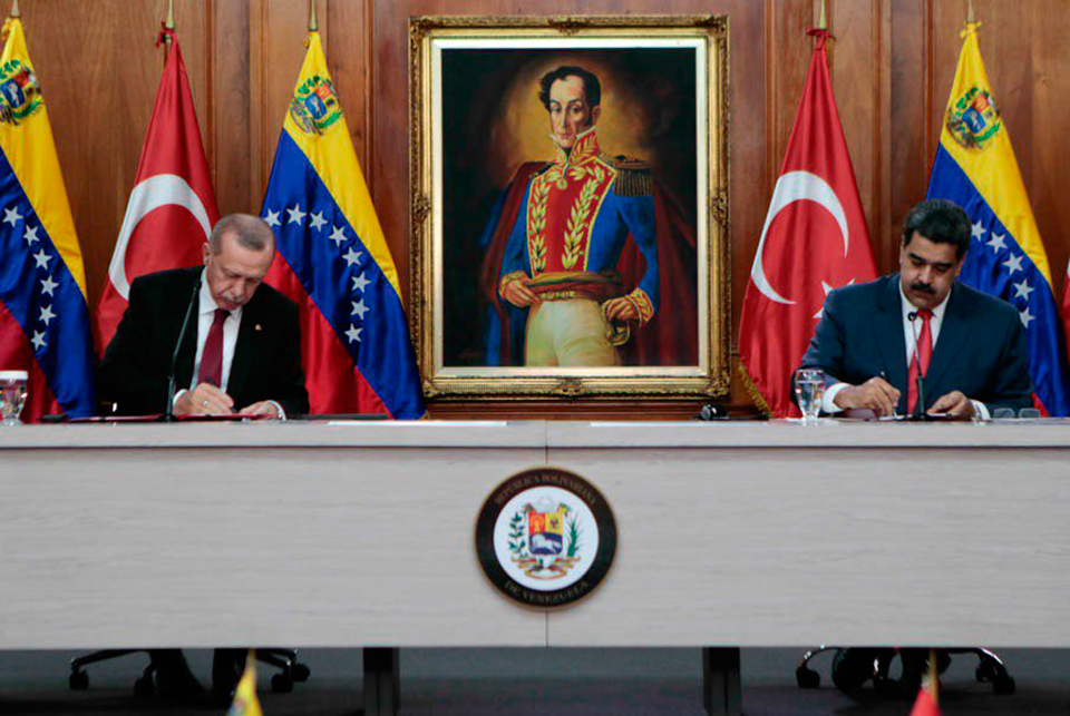 Presidentes de Turquía y Venezuela firmando los convenios
