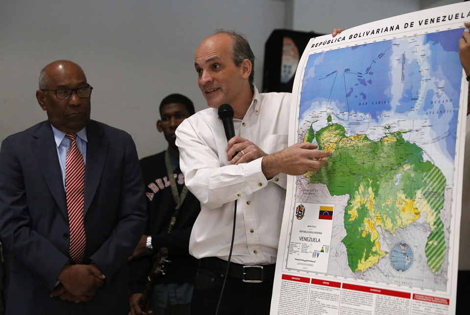 Ricardo Menéndez en la entrega de mapas a las escuelas