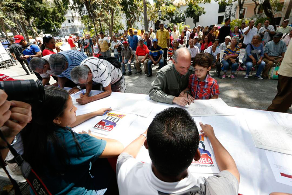 Ricardo Menéndez firma por la Patria