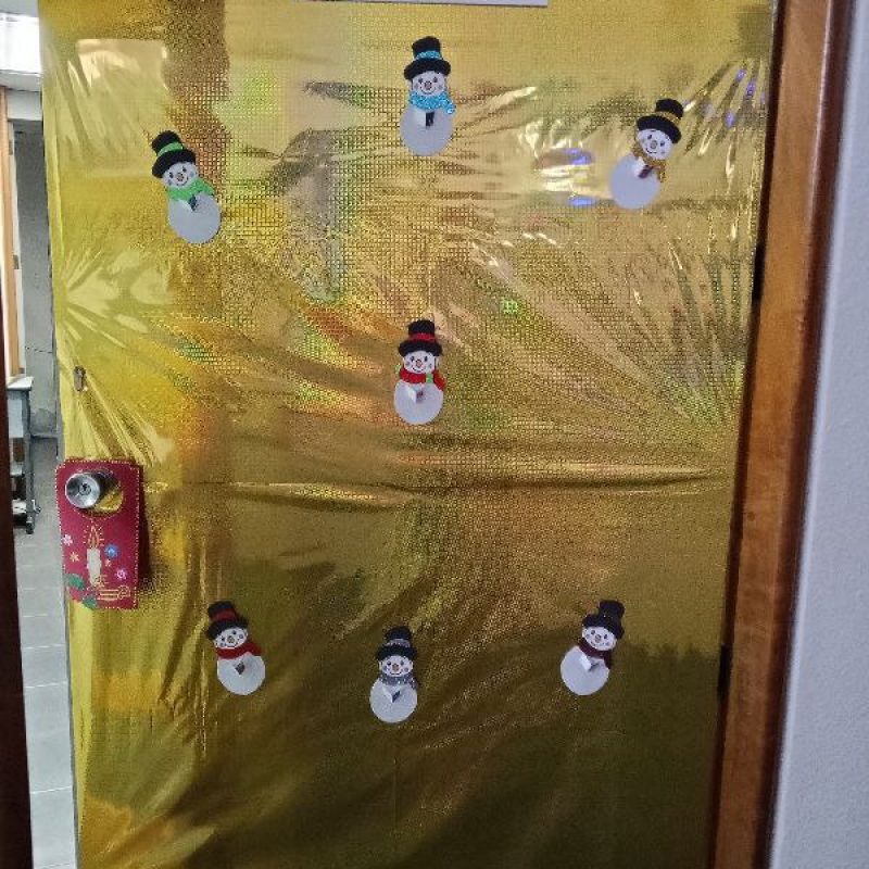 La original decoración en la puerta del Centro de Documentación