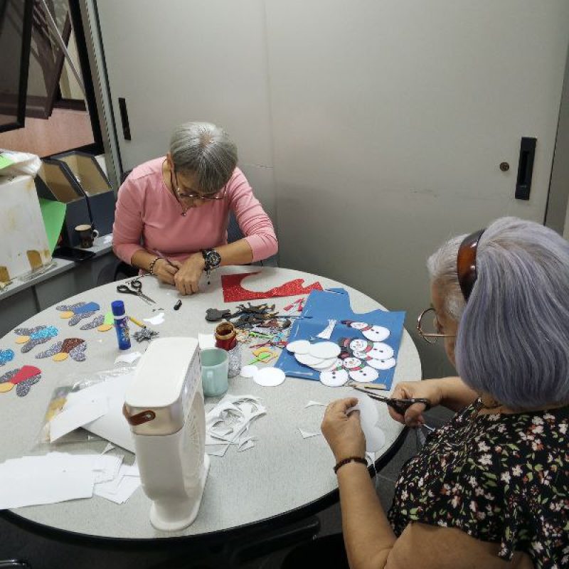 Servidoras del Centro de Documentación activadas con la manufactura de manualidades