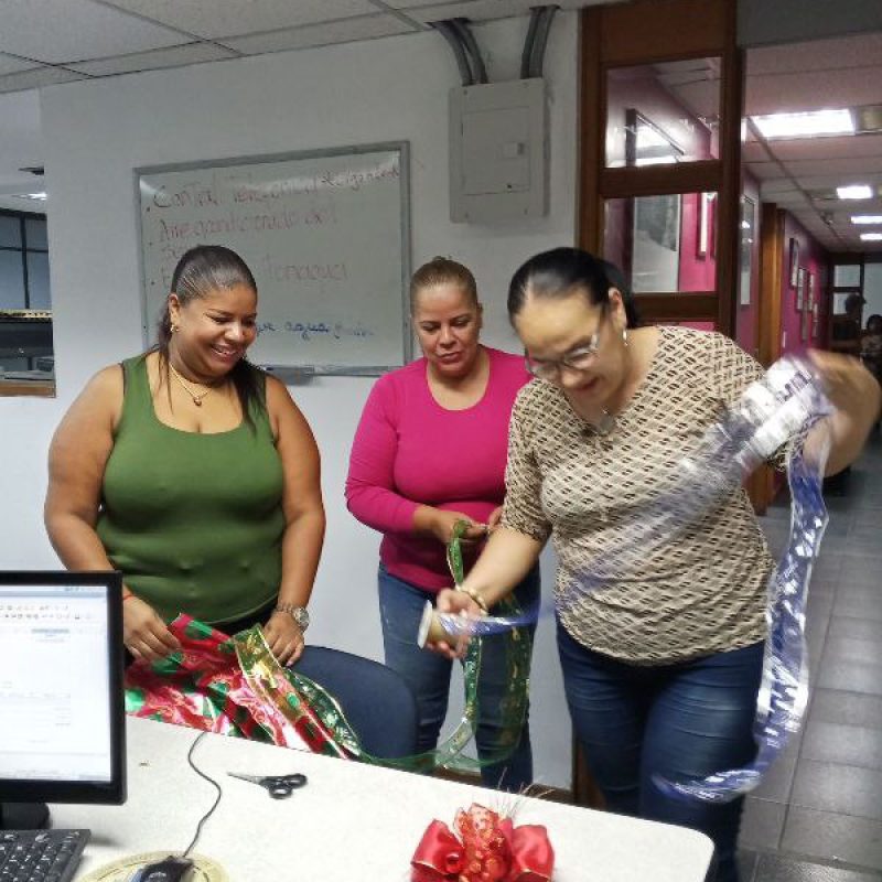 Funcionarias del área administrativa seleccionan parte de los materiales a utilizar para embellecer los espacios