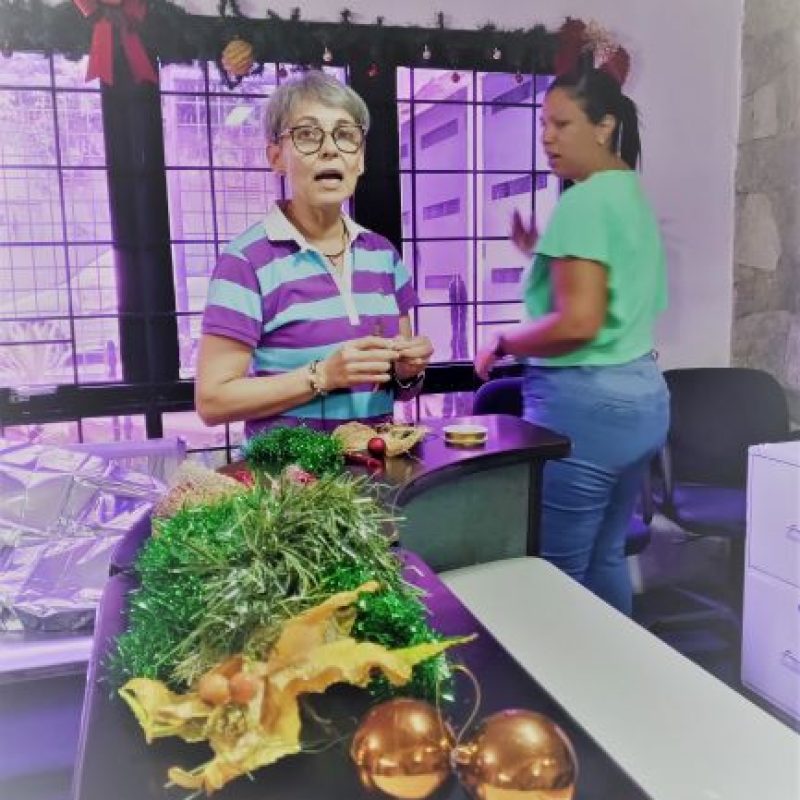 Como un solo equipo, decorando el área de recepción