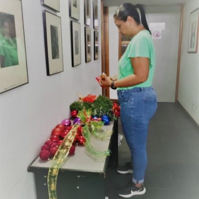 La compañera del área de Talento Humano en plena selección de coloridas combinaciones para la decoración