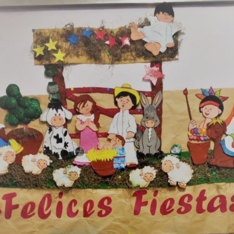 Una colorida cartelera, con la familia navideña venezolanizada recibe a los visitantes del espacio central